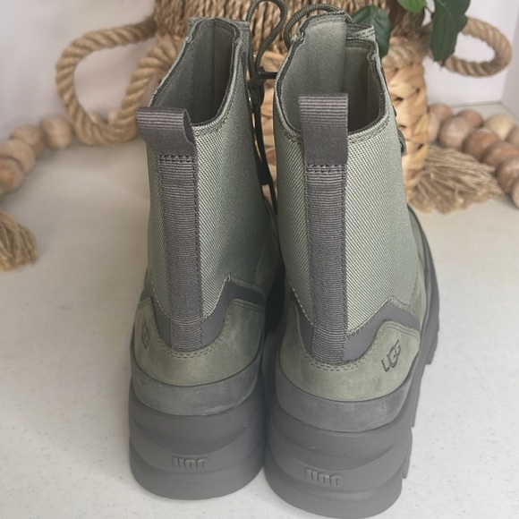 UGG Women's The Ugg Lug Boot: Color Moss Green Sz 7 - Picture 8 of 12